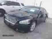 2014 Nissan Maxima SV z VIN 1N4AA5AP6EC483001, wystawiony jako IAAI lot #42648393 z przebiegiem 69 592 mil mil oraz . Historia ofert i sprzedaży dostępna na DreamBid. Obrazek 2.