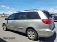 2010 Toyota Sienna CE z VIN 5TDKK4CC3AS302574, wystawiony jako Copart lot #65031275 z przebiegiem 133 319 mil mil oraz Szkoda całkowita • Salvage title. Historia ofert i sprzedaży dostępna na DreamBid. Obrazek 2.