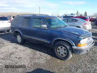1999 Chevrolet Blazer LS z VIN 1GNDT13W3X2139883, wystawiony jako IAAI lot #41526982 z przebiegiem 242 231 mil mil oraz . Historia ofert i sprzedaży dostępna na DreamBid. Obrazek 1.