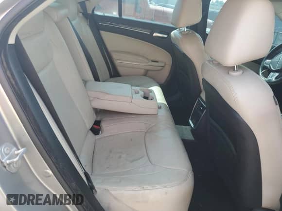 2017 Chrysler 300 Limited z VIN 2C3CCARG9HH552506, wystawiony jako Copart lot #80709055 z przebiegiem 226 803 mil mil oraz Czysty tytuł • Clean title. Historia ofert i sprzedaży dostępna na DreamBid. Obrazek 10.