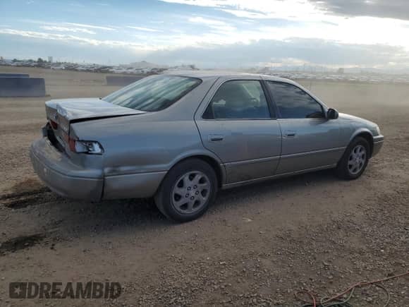 1998 Toyota Camry LE z VIN JT2BF22K3W0110690, wystawiony jako Copart lot #82409605 z przebiegiem 295 431 mil mil oraz Szkoda całkowita • Salvage title. Historia ofert i sprzedaży dostępna na DreamBid. Obrazek 3.