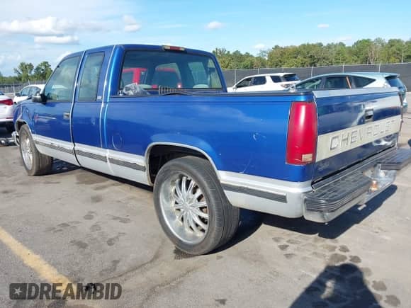 1997 Chevrolet Silverado 1500 z VIN 2GCEC19R8V1144394, wystawiony jako IAAI lot #43391480 z przebiegiem 372 160 mil mil oraz . Historia ofert i sprzedaży dostępna na DreamBid. Obrazek 3.