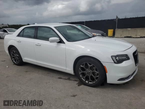 2016 Chrysler 300 S z VIN 2C3CCAGG3GH164396, wystawiony jako Copart lot #85510695 z przebiegiem 154 356 mil mil oraz Czysty tytuł • Clean title. Historia ofert i sprzedaży dostępna na DreamBid. Obrazek 4.