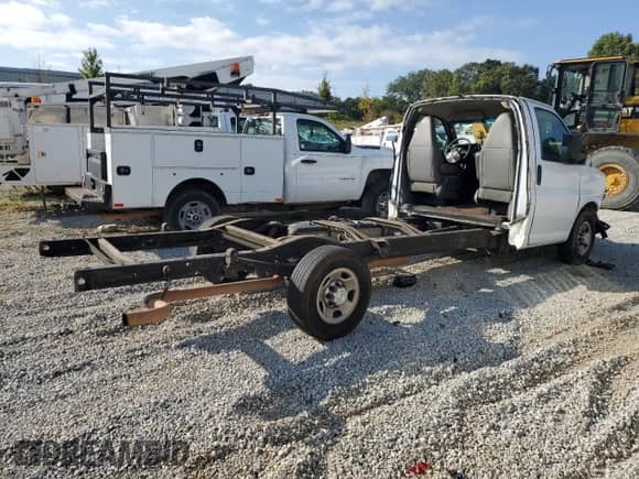2019 Chevrolet Express Commercial с VIN 1HA0GSFG2KN010705, выставлен на аукционе Copart как лот 71154235 с пробегом 119 384 миль миль и Списание • Salvage title. История ставок и продаж доступна на DreamBid. Изображение 3.