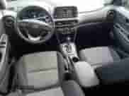 2021 Hyundai Kona SE z VIN KM8K12AA1MU687279, wystawiony jako Copart lot #71052535 z przebiegiem 83 934 mil mil oraz Czysty tytuł • Clean title. Historia ofert i sprzedaży dostępna na DreamBid. Obrazek 8.