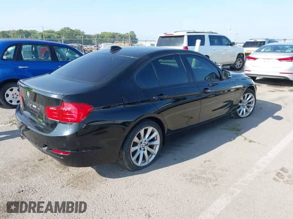 2015 BMW 3 Series 320i xDrive z VIN WBA3C3G56FNT51902, wystawiony jako IAAI lot #43152629 z przebiegiem 154 591 mil mil oraz . Historia ofert i sprzedaży dostępna na DreamBid. Obrazek 4.