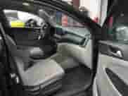 2019 Hyundai Tucson SE z VIN KM8J23A41KU857405, wystawiony jako IAAI lot #43237842 z przebiegiem 78 538 mil mil oraz . Historia ofert i sprzedaży dostępna na DreamBid. Obrazek 5.