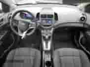 2015 Chevrolet Sonic LT z VIN 1G1JC5SB0F4158534, wystawiony jako Copart lot #54782885 z przebiegiem 129 182 mil mil oraz Szkoda całkowita • Salvage title. Historia ofert i sprzedaży dostępna na DreamBid. Obrazek 8.