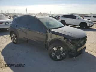 2024 Hyundai Kona SEL с VIN KM8HC3AB7RU123498, выставлен на аукционе Copart как лот 76748954 с пробегом 2 284 миль миль и Списание • Salvage title. История ставок и продаж доступна на DreamBid. Изображение 4.