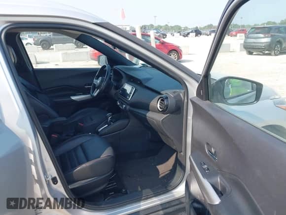 2020 Nissan Kicks SR z VIN 3N1CP5DV2LL563847, wystawiony jako IAAI lot #42906965 z przebiegiem 92 960 mil mil oraz . Historia ofert i sprzedaży dostępna na DreamBid. Obrazek 5.