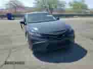 2021 Toyota Camry SE z VIN 4T1G11AK9MU526316, wystawiony jako Copart lot #70676595 z przebiegiem 85 227 mil mil oraz Szkoda całkowita • Salvage title. Historia ofert i sprzedaży dostępna na DreamBid. Obrazek 14.