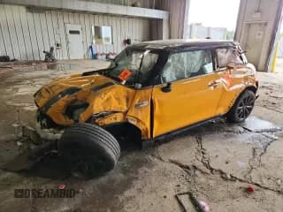 2015 MINI Hardtop S z VIN WMWXP7C58F2A33951, wystawiony jako Copart lot #72084025 z przebiegiem Nie podano mil oraz Nie do naprawy • Non repairable. Historia ofert i sprzedaży dostępna na DreamBid. Obrazek 1.