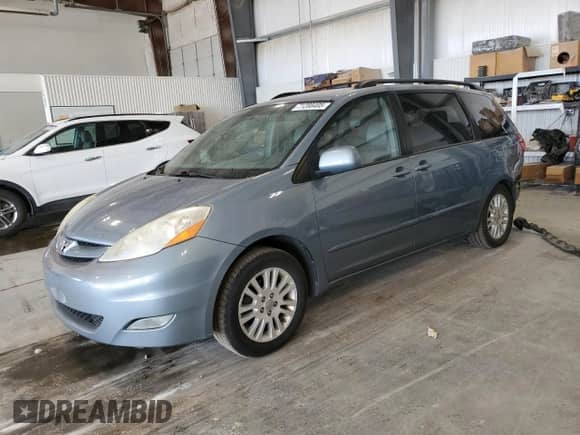 2010 Toyota Sienna XLE с VIN 5TDYK4CC3AS322737, выставлен на аукционе Copart как лот 71288485 с пробегом 307 807 миль миль и Списание • Salvage title. История ставок и продаж доступна на DreamBid. Изображение 1.
