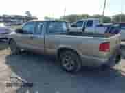 2002 Chevrolet S-10 LS с VIN 1GCCS19WX28127699, выставлен на аукционе IAAI как лот 42155788 с пробегом 334 683 миль миль и . История ставок и продаж доступна на DreamBid. Изображение 3.