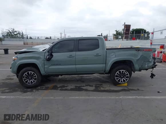 2023 Toyota Tacoma SR z VIN 3TMCZ5ANXPM631484, wystawiony jako IAAI lot #43316224 z przebiegiem 31 823 mil mil oraz . Historia ofert i sprzedaży dostępna na DreamBid. Obrazek 14.