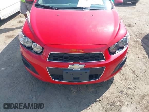 2012 Chevrolet Sonic LT z VIN 1G1JD5SB7C4113759, wystawiony jako IAAI lot #42963002 z przebiegiem 107 837 mil mil oraz . Historia ofert i sprzedaży dostępna na DreamBid. Obrazek 6.