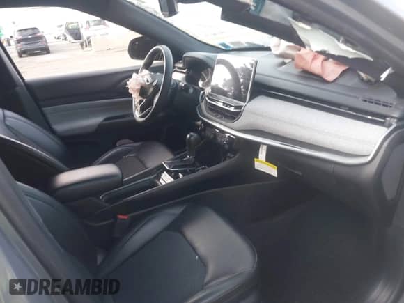 2023 Jeep Compass Latitude z VIN 3C4NJDBN9PT546487, wystawiony jako IAAI lot #43053671 z przebiegiem 16 170 mil mil oraz . Historia ofert i sprzedaży dostępna na DreamBid. Obrazek 5.