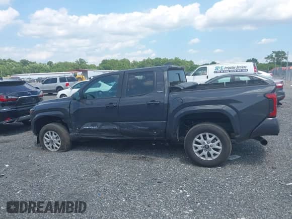 2024 Toyota Tacoma SR5 z VIN 3TMLB5JN3RM039609, wystawiony jako IAAI lot #42811469 z przebiegiem 19 681 mil mil oraz . Historia ofert i sprzedaży dostępna na DreamBid. Obrazek 14.