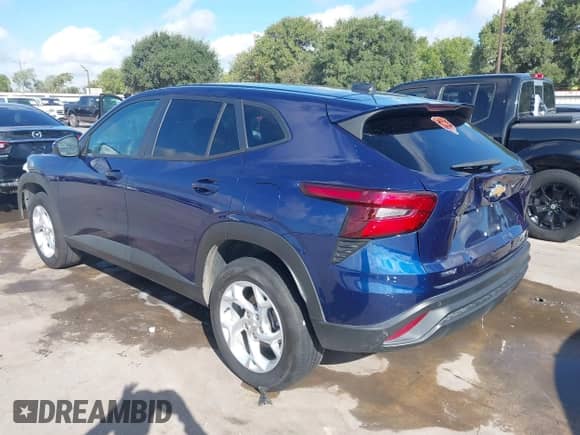 2024 Chevrolet Trax LS с VIN KL77LFE26RC132823, выставлен на аукционе IAAI как лот 42985130 с пробегом 58 692 миль миль и . История ставок и продаж доступна на DreamBid. Изображение 3.