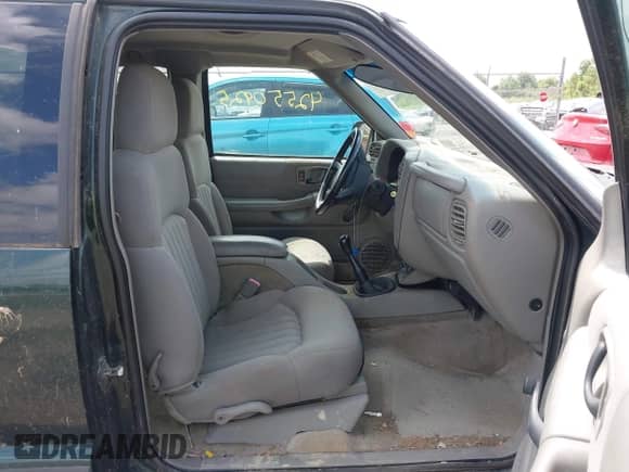 2003 Chevrolet S-10 LS с VIN 1GCDT19X338253642, выставлен на аукционе IAAI как лот 42550925 с пробегом 179 102 миль миль и . История ставок и продаж доступна на DreamBid. Изображение 5.