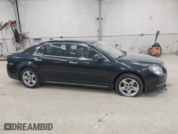 2012 Chevrolet Malibu 2LT z VIN 1G1ZD5E03CF331683, wystawiony jako IAAI lot #43185016 z przebiegiem 200 521 mil mil oraz . Historia ofert i sprzedaży dostępna na DreamBid. Obrazek 14.