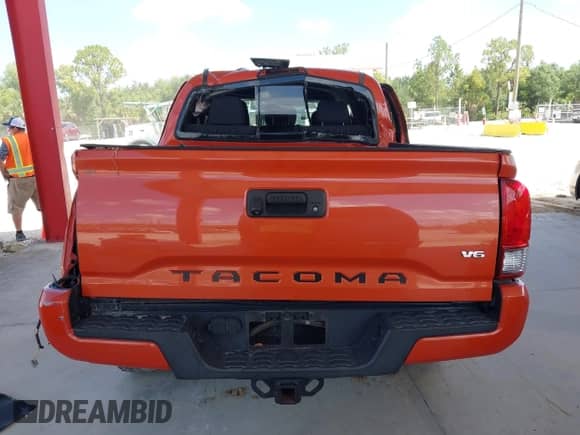 2017 Toyota Tacoma SR5 с VIN 5TFCZ5AN7HX091488, выставлен на аукционе IAAI как лот 43096343 с пробегом 85 481 миль миль и . История ставок и продаж доступна на DreamBid. Изображение 17.