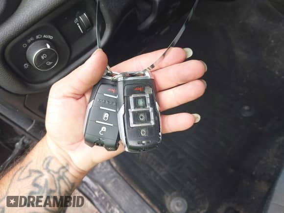 2020 Ram 1500 Big Horn z VIN 1C6RREBT4LN209998, wystawiony jako IAAI lot #42383891 z przebiegiem 67 555 mil mil oraz . Historia ofert i sprzedaży dostępna na DreamBid. Obrazek 11.