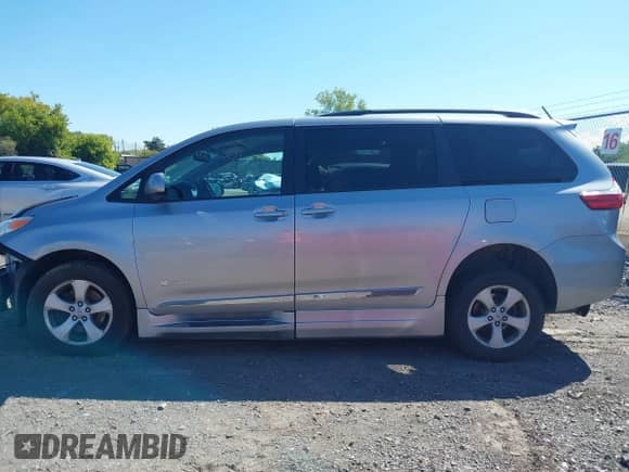 2017 Toyota Sienna LE Auto Access Seat с VIN 5TDKZ3DC7HS826423, выставлен на аукционе IAAI как лот 43102554 с пробегом 78 433 миль миль и . История ставок и продаж доступна на DreamBid. Изображение 15.