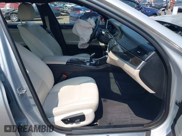 2016 BMW 5 Series 535i xDrive z VIN WBA5B3C54GD549077, wystawiony jako IAAI lot #42902821 z przebiegiem 163 424 mil mil oraz . Historia ofert i sprzedaży dostępna na DreamBid. Obrazek 5.