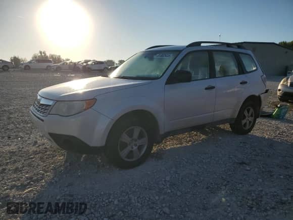 2012 Subaru Forester X z VIN JF2SHABC4CH424299, wystawiony jako Copart lot #81882635 z przebiegiem 117 918 mil mil oraz Czysty tytuł • Clean title. Historia ofert i sprzedaży dostępna na DreamBid. Obrazek 1.