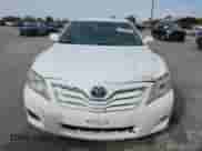 2011 Toyota Camry LE z VIN 4T4BF3EK6BR173795, wystawiony jako Copart lot #87033025 z przebiegiem 321 310 mil mil oraz Czysty tytuł • Clean title. Historia ofert i sprzedaży dostępna na DreamBid. Obrazek 5.
