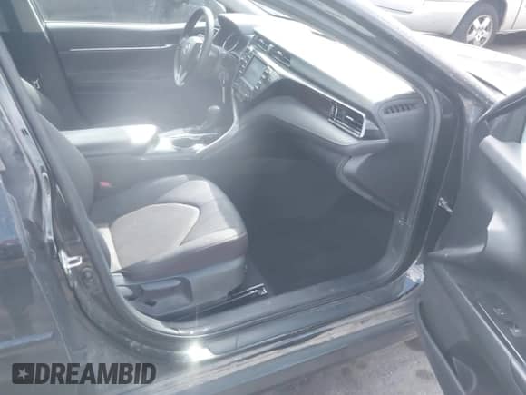 2020 Toyota Camry LE z VIN 4T1C11AK2LU880546, wystawiony jako IAAI lot #43158555 z przebiegiem 276 695 mil mil oraz . Historia ofert i sprzedaży dostępna na DreamBid. Obrazek 5.