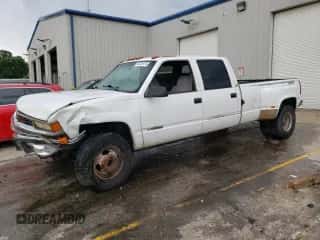1998 Chevrolet Silverado 3500 z VIN 1GCHK33J1WF007127, wystawiony jako Copart lot #62726174 z przebiegiem 166 420 mil mil oraz Szkoda całkowita • Salvage title. Historia ofert i sprzedaży dostępna na DreamBid. Obrazek 1.