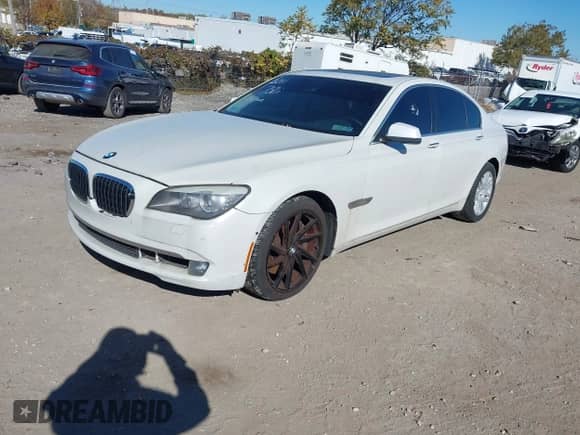 2011 BMW 7 Series 750i xDrive z VIN WBAKC6C54BC395373, wystawiony jako IAAI lot #43552788 z przebiegiem 120 326 mil mil oraz . Historia ofert i sprzedaży dostępna na DreamBid. Obrazek 2.