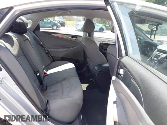 2014 Hyundai Sonata z VIN KMHEC4A4XEA116518, wystawiony jako IAAI lot #42639666 z przebiegiem 114 830 mil mil oraz . Historia ofert i sprzedaży dostępna na DreamBid. Obrazek 8.