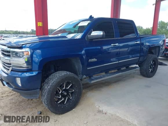 2017 Chevrolet Silverado 1500 High Country z VIN 3GCUKTECXHG206482, wystawiony jako IAAI lot #42613613 z przebiegiem 126 589 mil mil oraz . Historia ofert i sprzedaży dostępna na DreamBid. Obrazek 18.