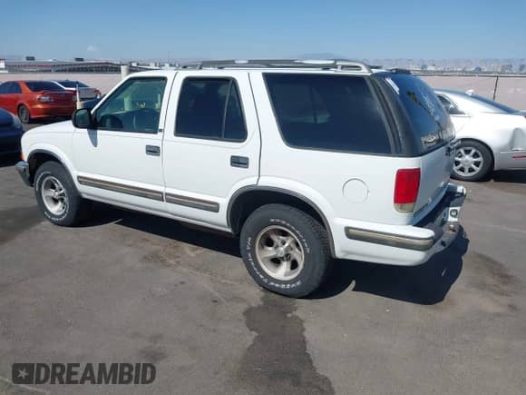 1998 Chevrolet Blazer LS with VIN 1GNCS13W1WK198816, listed as a IAAI auction lot 42419491 with 204,149 mi miles and . Bid and sale history available at DreamBid. Image 3.