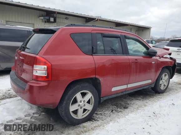 2010 Jeep Compass Latitude z VIN 1J4NF1FB0AD623710, wystawiony jako Copart lot #88657615 z przebiegiem Nie podano mil oraz Szkoda całkowita • Salvage title. Historia ofert i sprzedaży dostępna na DreamBid. Obrazek 3.
