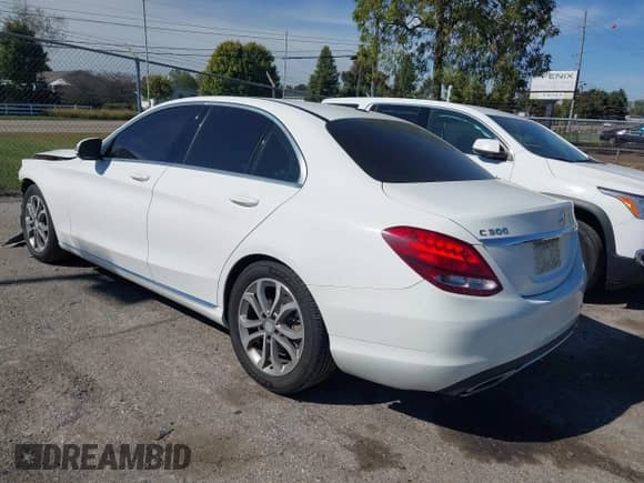 2015 Mercedes-Benz C 300 z VIN 55SWF4JBXFU087849, wystawiony jako IAAI lot #43339310 z przebiegiem 130 759 mil mil oraz . Historia ofert i sprzedaży dostępna na DreamBid. Obrazek 3.