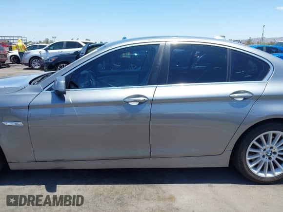 2013 BMW 5 Series 535i с VIN WBAFR7C58DC823194, выставлен на аукционе IAAI как лот 42598372 с пробегом 131 090 миль миль и . История ставок и продаж доступна на DreamBid. Изображение 14.