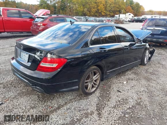 2012 Mercedes-Benz C 300 Sport z VIN WDDGF8BB8CR208904, wystawiony jako IAAI lot #43472243 z przebiegiem 124 835 mil mil oraz . Historia ofert i sprzedaży dostępna na DreamBid. Obrazek 4.