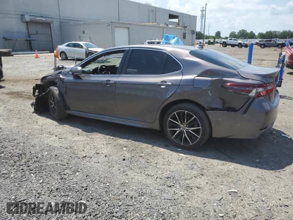 2023 Toyota Camry SE z VIN 4T1T11AK9PU724462, wystawiony jako Copart lot #63586135 z przebiegiem 31 224 mil mil oraz Szkoda całkowita • Salvage title. Historia ofert i sprzedaży dostępna na DreamBid. Obrazek 2.