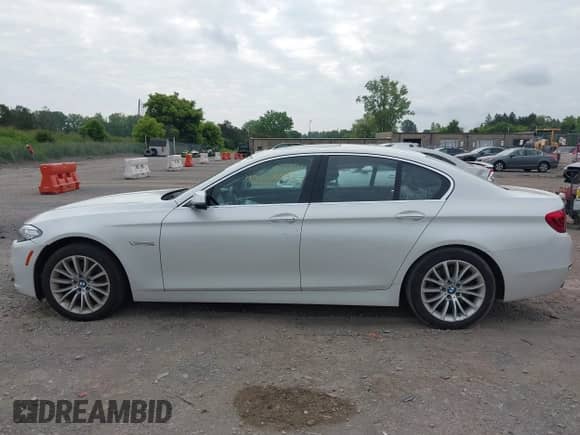 2015 BMW 5 Series 528i xDrive с VIN WBA5A7C58FD627577, выставлен на аукционе IAAI как лот 42495593 с пробегом 85 574 миль миль и . История ставок и продаж доступна на DreamBid. Изображение 15.