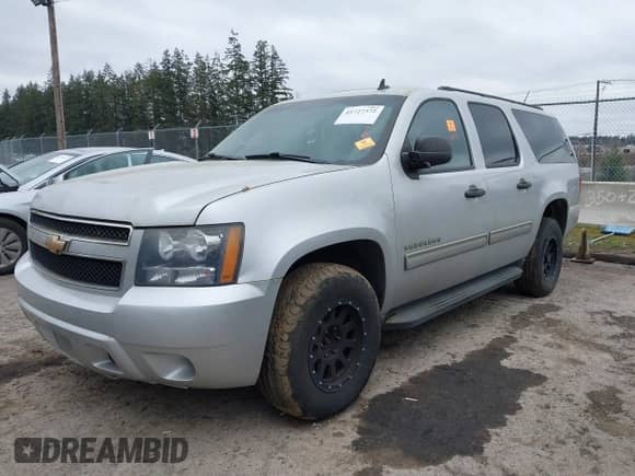 2010 Chevrolet Suburban LS с VIN 1GNUKHE33AR254447, выставлен на аукционе IAAI как лот 41727372 с пробегом 178 798 миль миль и . История ставок и продаж доступна на DreamBid. Изображение 2.