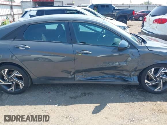 2025 Hyundai Elantra SEL Sport z VIN KMHLM4DG2SU943286, wystawiony jako IAAI lot #42841985 z przebiegiem 2 024 mil mil oraz . Historia ofert i sprzedaży dostępna na DreamBid. Obrazek 13.