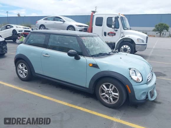 2011 MINI Hardtop z VIN WMWSU3C58BT095623, wystawiony jako IAAI lot #42784270 z przebiegiem 81 333 mil mil oraz . Historia ofert i sprzedaży dostępna na DreamBid. Obrazek 1.