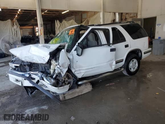 1999 Chevrolet Blazer LT z VIN 1GNDT13W4X2225140, wystawiony jako Copart lot #64834825 z przebiegiem Nie podano mil oraz Nie do naprawy • Non repairable. Historia ofert i sprzedaży dostępna na DreamBid. Obrazek 1.