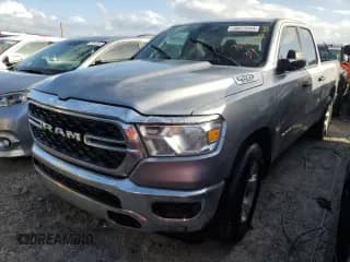 2023 Ram 1500 Big Horn z VIN 1C6RREBG0PN608562, wystawiony jako Copart lot #76474444 z przebiegiem Nie podano mil oraz Nie do naprawy • Non repairable. Historia ofert i sprzedaży dostępna na DreamBid. Obrazek 1.