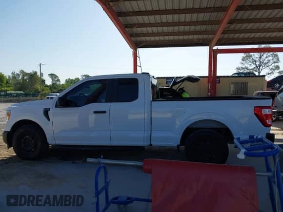 2021 Ford F-150 XLT z VIN 1FTEX1C56MKE47893, wystawiony jako IAAI lot #42095350 z przebiegiem 89 885 mil mil oraz . Historia ofert i sprzedaży dostępna na DreamBid. Obrazek 14.
