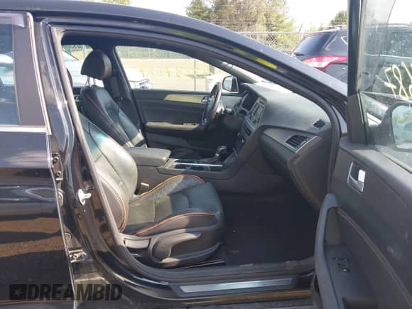 2015 Hyundai Sonata Sport z VIN 5NPE34AB3FH042341, wystawiony jako IAAI lot #43337687 z przebiegiem 112 354 mil mil oraz . Historia ofert i sprzedaży dostępna na DreamBid. Obrazek 5.